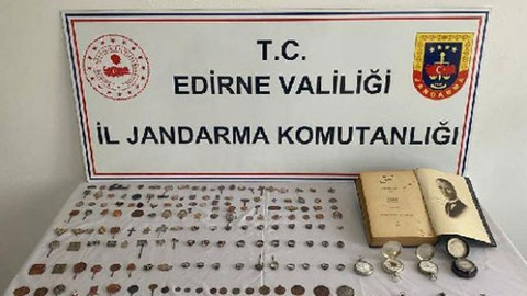 Jandarma’dan kaçakçılara operasyon! Tarihi eserlerin arasında Arapça Nutuk kitabı bulundu