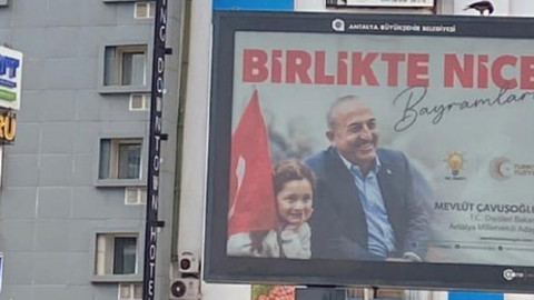 Antalya'da Çavuşoğlu'nun bayraklı afişleri kaldırıldı