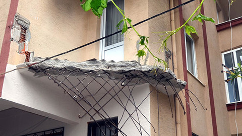 Avcılar'da balkonu çöken binaya tahliye kararı