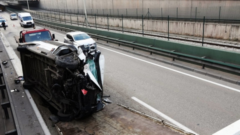 Bursa'da minibüs, midibüse ve bariyerlere çarpıp devrildi