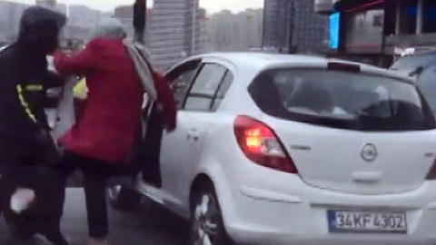 Esenyurt'ta 'yol verme' kavgası: Otomobil sürücüsüyle kurye birbirine girdi