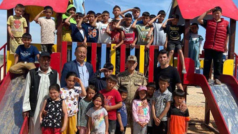 Orgeneral Arif Çetin, Hatay’da depremzede çocuklarla buluştu