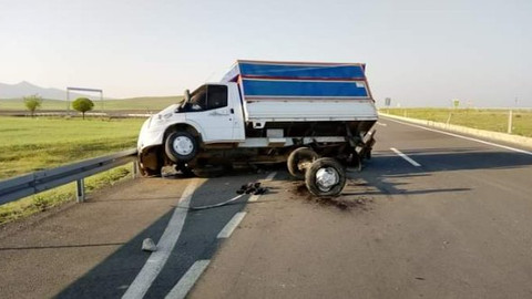 Tarım işçisi aileyi taşıyan kamyonet bariyere çarptı: 8'i çocuk 10 yaralı