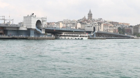 Tekne Galata Köprüsü'ne çarptı