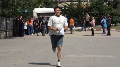 Milyonlarca öğrencinin ter döktüğü TYT sona erdi! Sınava geç kalanların hayalleri yıkıldı.