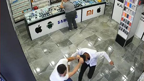 Cep telefonu hırsızı fena yakalandı: İş yeri sahibi önce dövdü, sonra dışarı attı