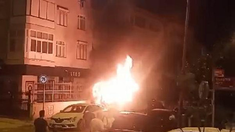 Büyükçekmece'de minibüs ile evde çıkan yangında havai fişek iddiası