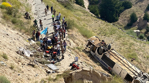Kars'ta yolcu otobüsü viyadükten düştü: Çok sayıda ölü ve yaralı var