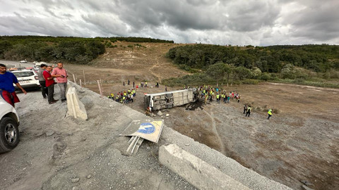Son dakika! İstanbul'da havalimanı servis aracı devrildi, çok sayıda yaralı var