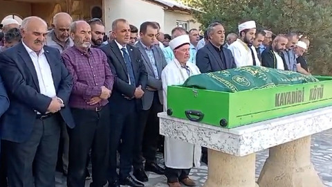 Gümüşhane'de çıkan örtü yangınında hayatını kaybeden kişinin cenazesi defnedildi