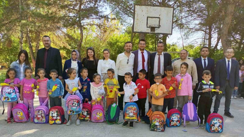 Okula yeni başlayan miniklere okul çantası hediye edildi