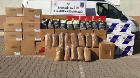 Balıkesir'de jandarmadan kaçakçılara darbe: Yüzlerce kilo tütün, 100 binlerce makaron...