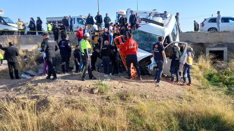 İşçi taşıyan minibüs ile hayvan yüklü kamyonet çarpıştı: Ölü ve yaralılar var