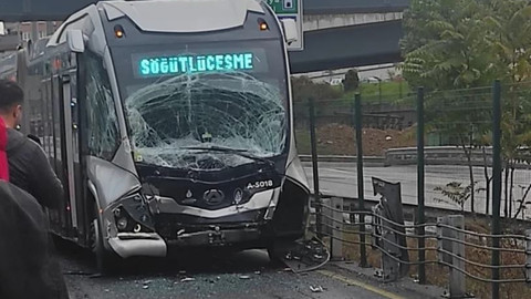 Kadıköy'de korkutan metrobüs kazası: 3 yolcu yaralandı