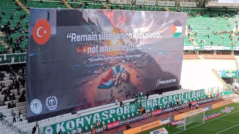 Konyaspor taraftarından Filistin pankartı: Çocuklar uyurken sessiz olunur ölürken değil