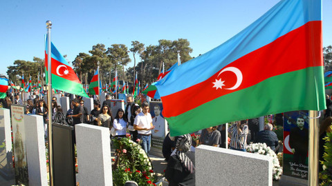 Azerbaycan halkı şehitlerini unutmadı