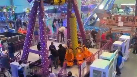 AVM'de ölümden döndüler! Oyuncak devrildi, çocuklar yaralandı