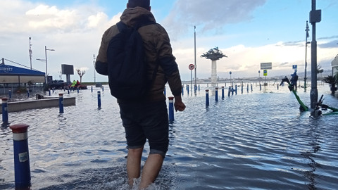İzmir'de deniz suyu taştı: Sokaklar sular altında kaldı