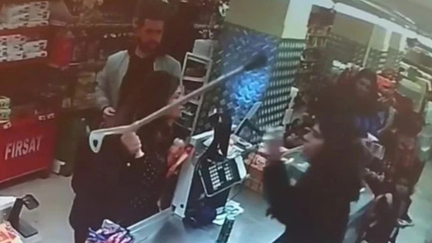 Ürünün fiyatı kasada farklı çıktı diye kasiyere koltuk değneğiyle saldırdı!