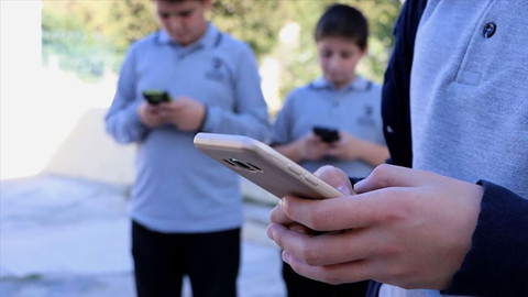 Okullarda akıllı telefon yasağı çocukların ruh sağlığını nasıl etkiliyor, çocuklar için faydalı mı?