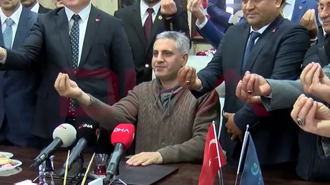 Ocak Partisi'nin el işareti gündeme oturdu