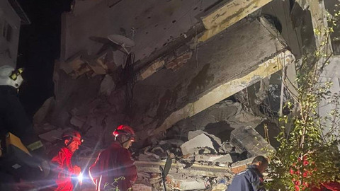 Antalya'da 3 katlı bina çöktü: Ölü ya da yaralı bulunmuyor