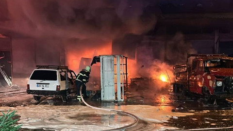 Espiye sanayi sitesindeki yangında 3 iş yeri zarar gördü