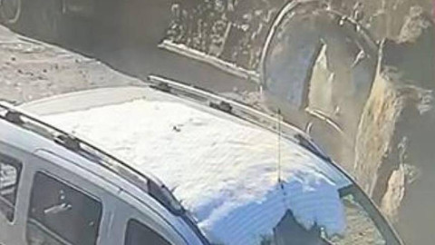 Artvin'de heyelan: Yamaçtan düşen kayalar aracı hurdaya çevirdi