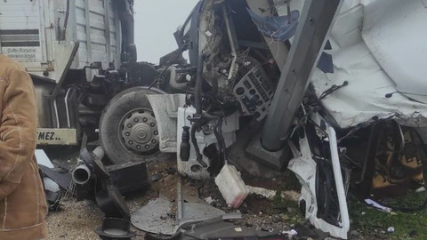 İzmir'de korkunç kaza! Tır ve tren kafa kafaya çapıştı