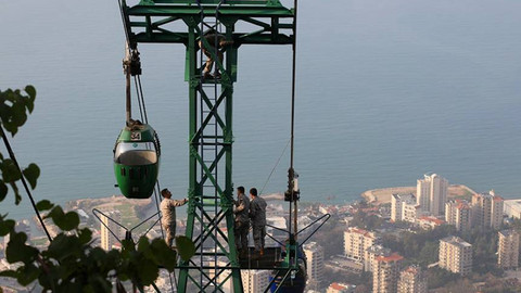 Lübnan'da teleferikte mahsur kalan 19 kişi saatler sonra kurtarıldı