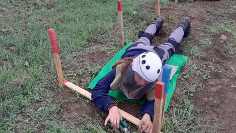 Kadınlar topraklarını, Ermenilerin yerleştirdiği mayınlardan arındırıyor