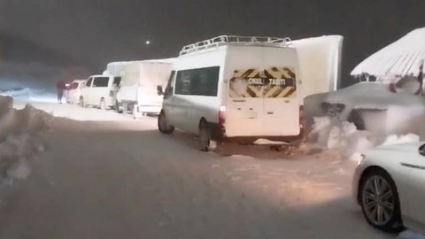 Muş'ta 60 kişi karlı yolda mahsur kaldı; kara yolu trafiğe kapatıldı