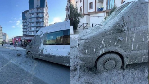 Ani fren yapan kamyonun dorsesindeki çimento araçların üzerinde döküldü