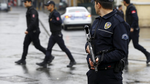 Arnavutköy'de boş arazide yanan otomobilde 2 kalaşnikof tüfek bulundu