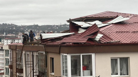 Rize'de fırtına! Çatılar uçtu, arabalarda hasar oluştu