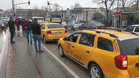 Taksiciyi boynundan bıçaklayan zanlı serbest kaldı!