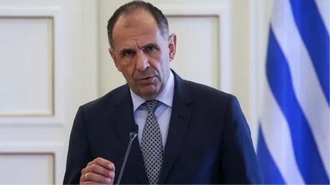 Yunan Bakan, Erdoğan’ın önünde neden eğildiğini açıkladı!