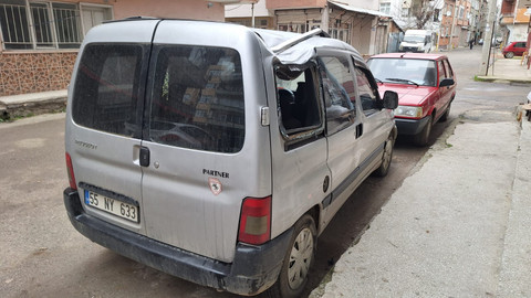 Yaşlı adam dengesini kaybetti, 5'inci kattan aracın üstüne düştü