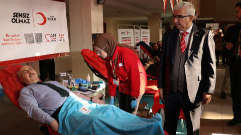 Adana'da "Birbirimize candan bağlıyız" sloganıyla başlatılan kan bağışı kampanyasına destek