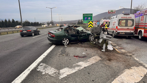 Anadolu Otoyolu'nda bariyerlere çarpan otomobildeki 8 kişi yaralandı