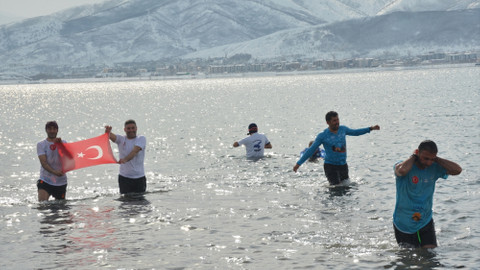 Bitlis'te "Kış Yüzme Şenliği" düzenlendi