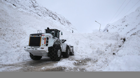 Çığ nedeniyle kapanan Hakkari-Çukurca kara yolu açıldı