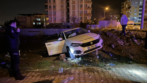 Diyarbakır'da otomobilin kaldırıma çarptığı kazada 6 kişi yaralandı