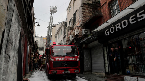 Fatih'te bir handa ayakkabı deposunda çıkan yangın söndürüldü