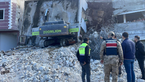 Hatay'da ağır hasarlı bina yıkım sırasında iş makinesinin üzerine çöktü