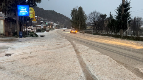 Kaş'ta dolu nedeniyle kapanan kara yolunda temizlik çalışması yapılıyor