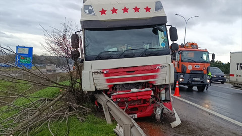 Pendik'te tırın çarptığı otomobilin sürücüsü yaralandı