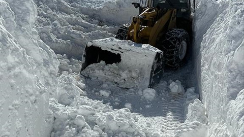 Van'da ekipler çığ nedeniyle kapanan yolu açmaya çalışıyor