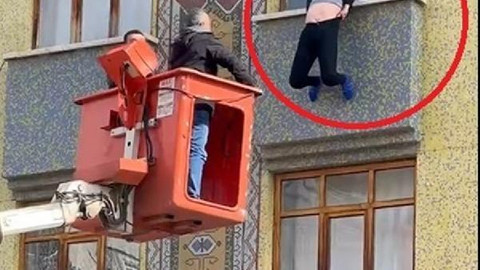 2’nci kattan atlamak isteyen kadını son anda yakalayıp kurtardılar