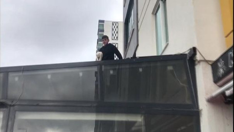 5’inci kattan fırının brandasına düşen kedi kurtarıldı